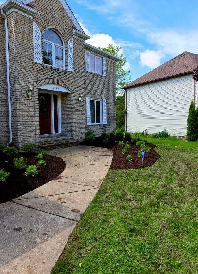 Gallery photos for Native Front Bed Redesign Brings Fresh Life to Independence Home: Image #2